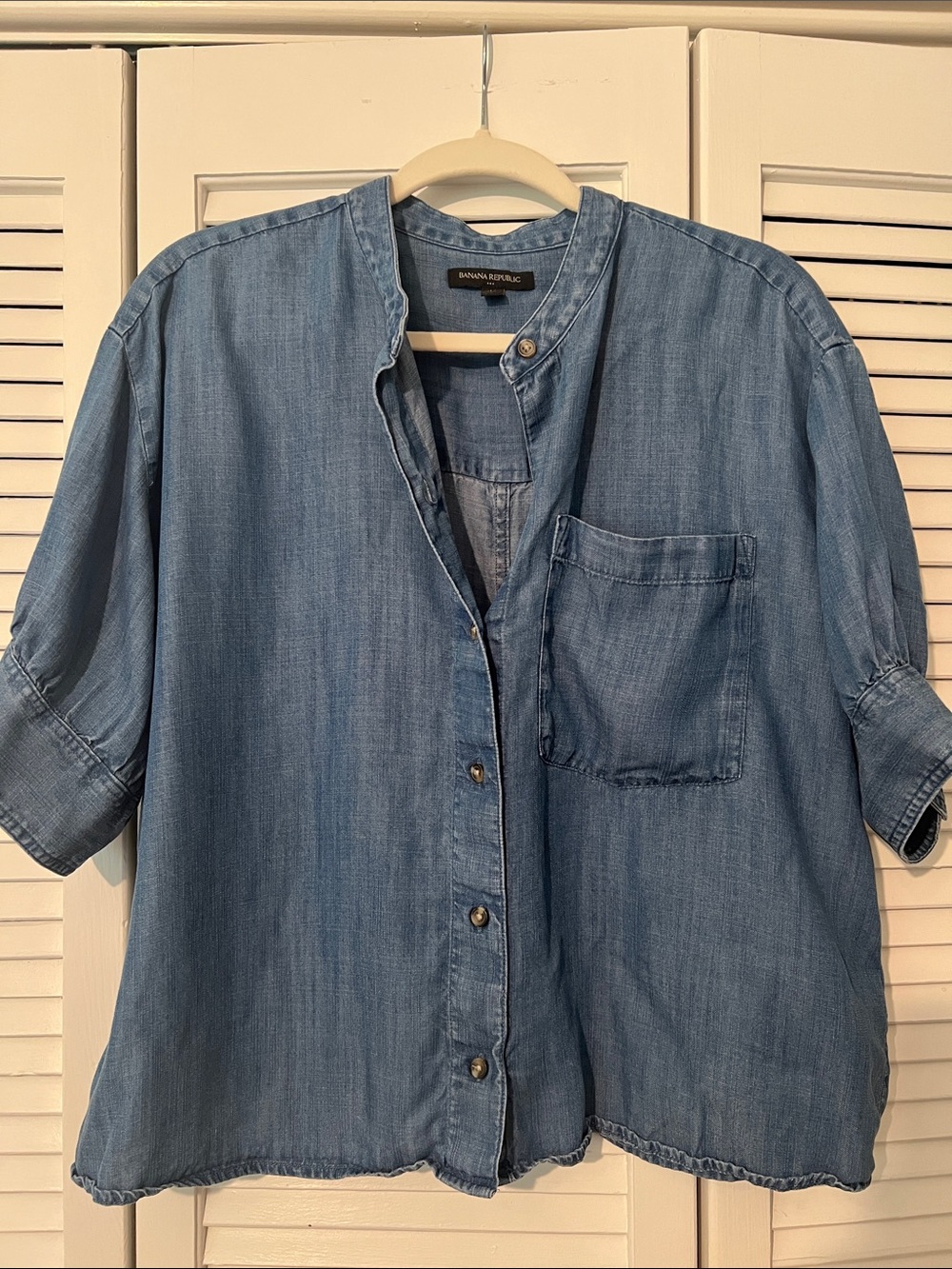 Banana Republic Buttoned-cuff shirt